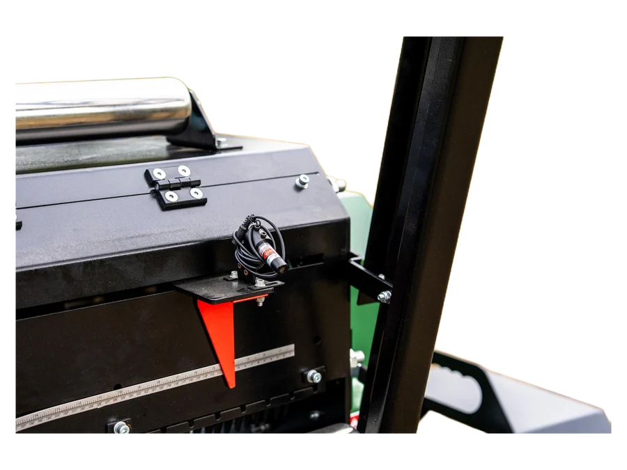 Blade width set from the operator side